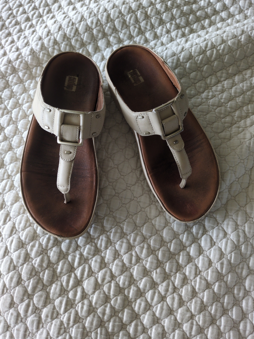 Fitflop Women's Cream Leather Buckle Thong Sandals